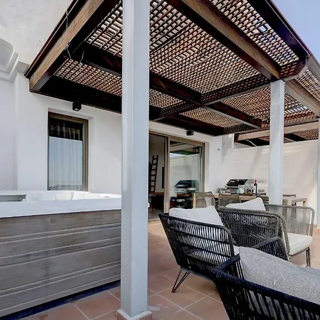Apartment 102 Stylish 2 Bed Duplex Penthouse Sea Views & Hot Tub *