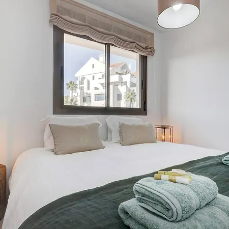 Apartment 102 Stylish 2 Bed Duplex Penthouse Sea Views & Hot Tub *