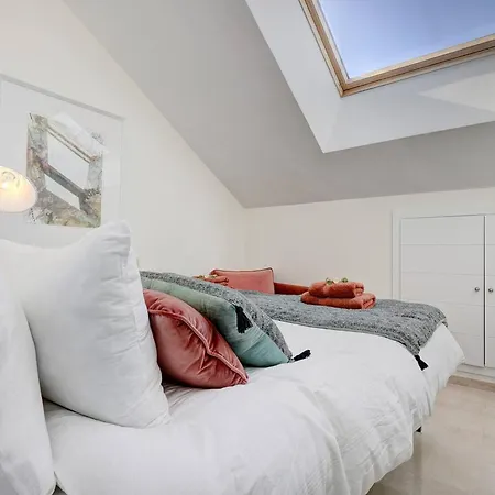 Apartment 102 Stylish 2 Bed Duplex Penthouse Sea Views & Hot Tub