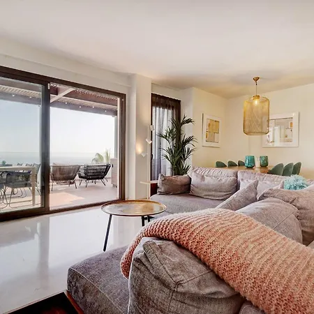 102 Stylish 2 Bed Duplex Penthouse Sea Views & Hot Tub *