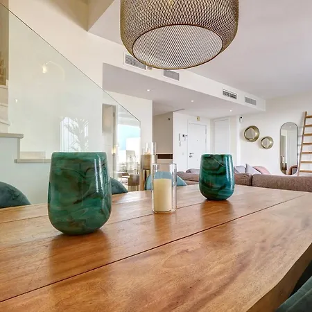 Apartment 102 Stylish 2 Bed Duplex Penthouse Sea Views & Hot Tub