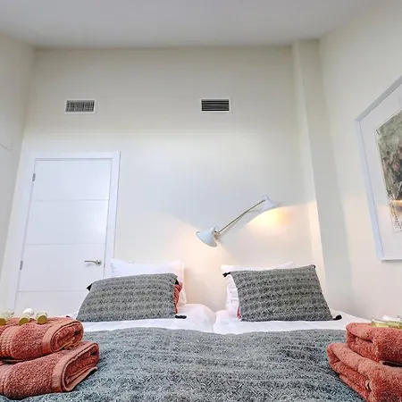 Apartment 102 Stylish 2 Bed Duplex Penthouse Sea Views & Hot Tub *